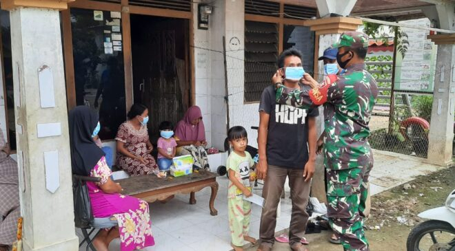 Komsos Dengan Warga Binaan, Serda Wayan Sutrisno Bagikan Masker dan Sampaikan Prokes